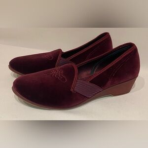Foamtreads Women’s Maroon Velvet Loafers Size 8.5W